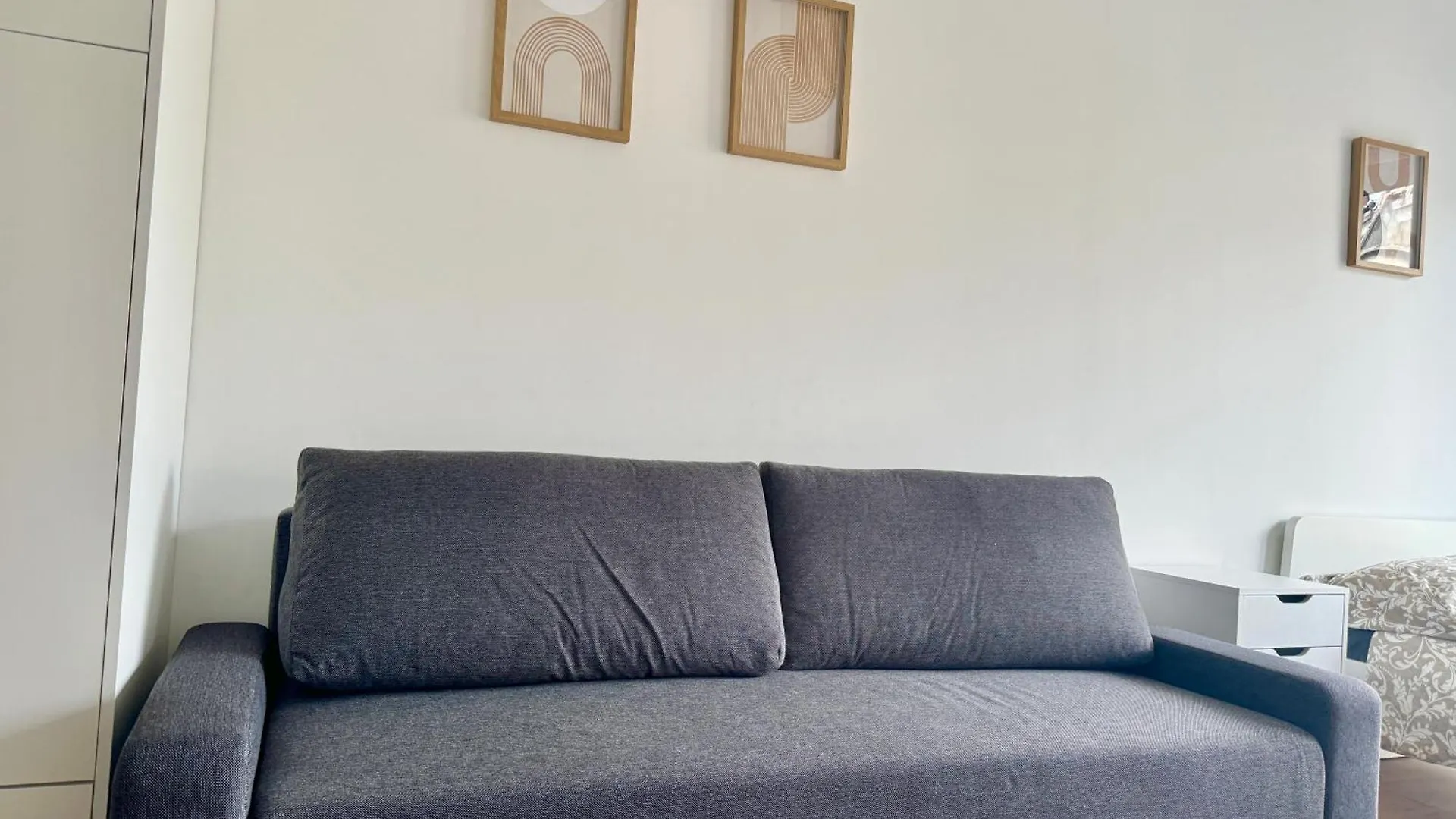 Modern Stylish Studio With Free Parking location